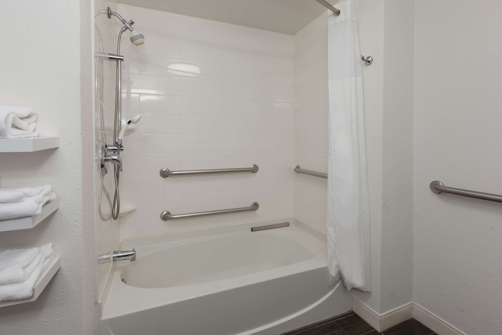 Hampton Inn Waterbury - photo 17