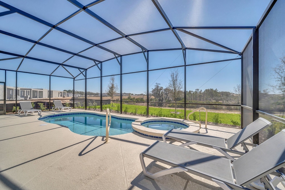 7655 Oakmoss Loop - carbon neutral hotel in Davenport