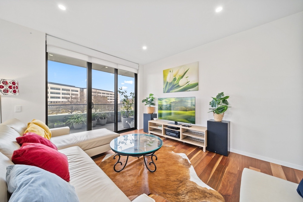 Inner City 2 Bed with Large Balcony Garden & Gym — 4-Star Luxury Hotel in Campbell, Australia