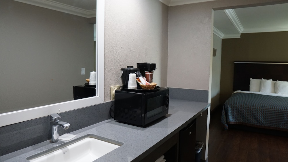 Hawthorne Plaza Inn - photo 18