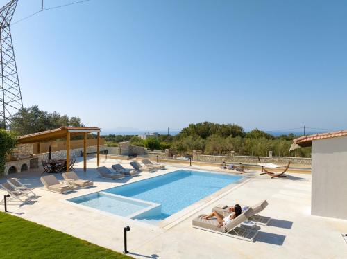 MaYa Villa Heated Pool Estate near Rethymno and all amenities — 4-Star Luxury Hotel in Atsipopoulo, Greece