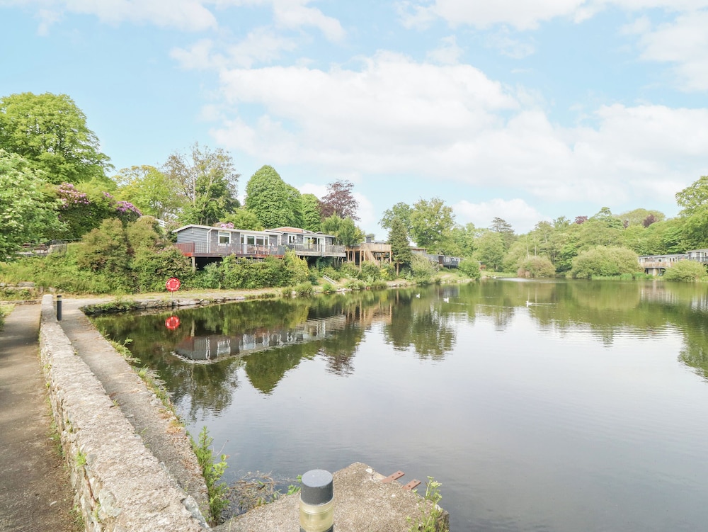 Mulberry Cabin On The Lake — 4-Star Luxury Hotel in Caernarfon, United Kingdom