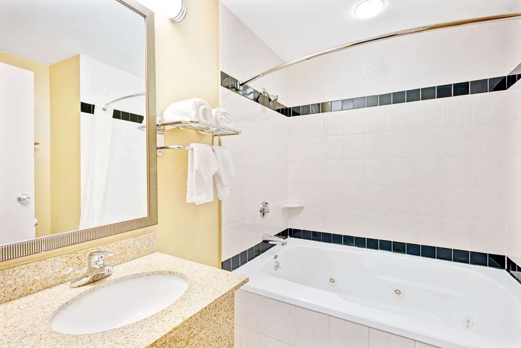 Super 8 by Wyndham Brockton - photo 10