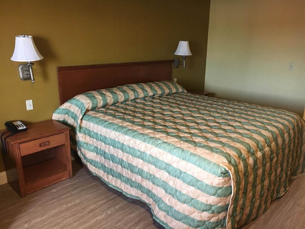 Bellflower Travel Inn - photo 28