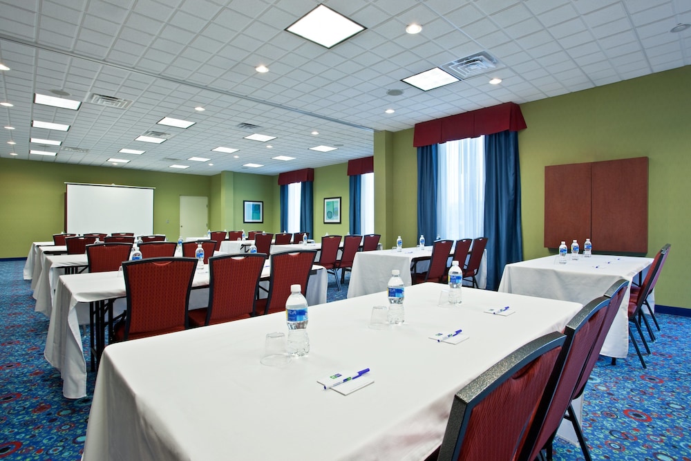 Holiday Inn Express & Suites Akron Regional Airport Area - photo 55
