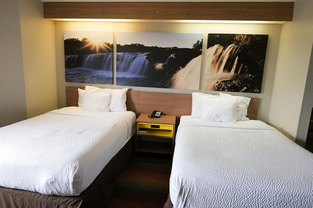 Days Inn by Wyndham Flint Bishop International Airport - photo 7