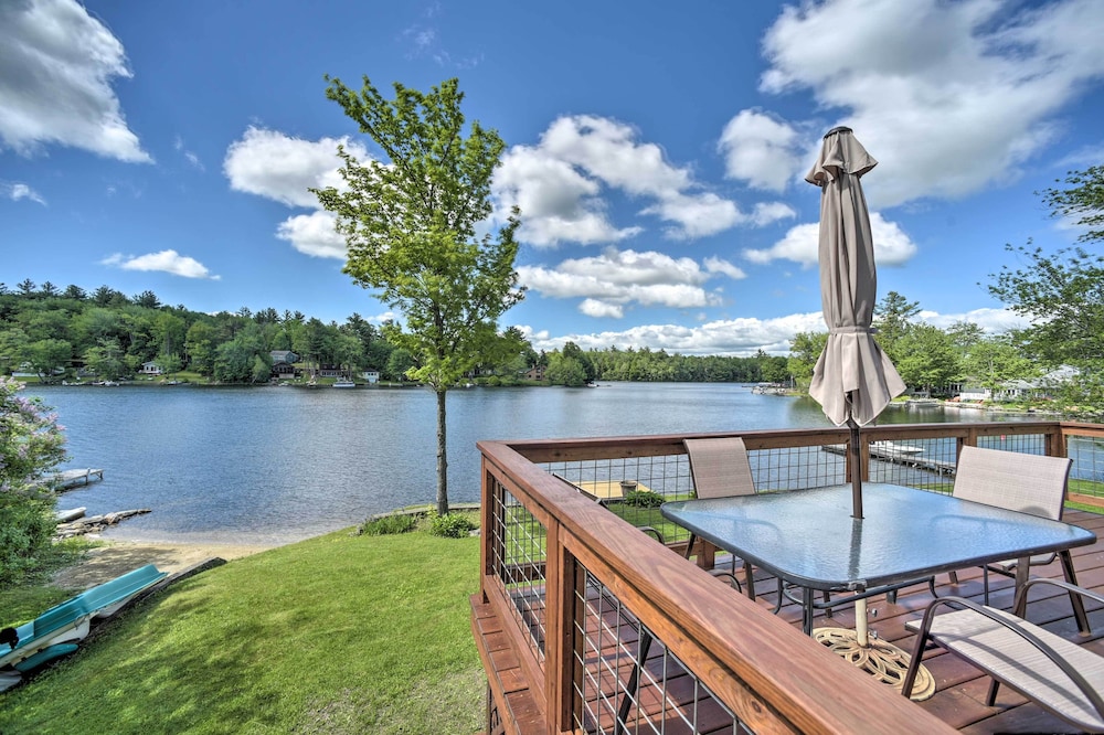 Picturesque Cottage with Sunroom on Ashmere Lake — 4-Star Luxury Hotel in Hinsdale, United States