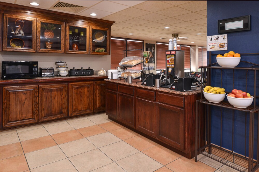 New Victorian Inn & Suites - photo 34