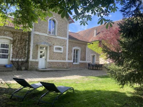 Les Douves Charmante Dependance du Chateau — 4-Star Luxury Hotel in Mortcerf, France