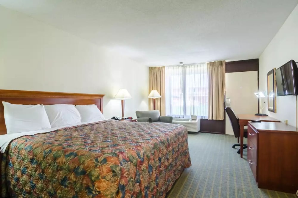Rodeway Inn & Suites Greensboro Southeast - photo 5