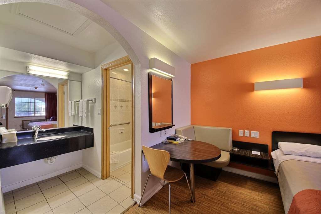 Motel 6 Edinburg TX - photo 10