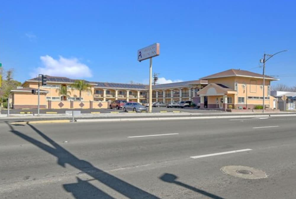 America's Deluxe Inn - photo 38