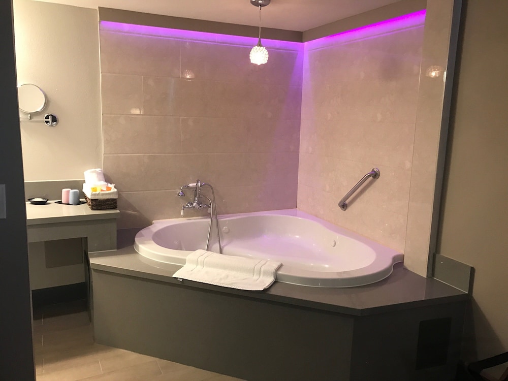 GreenTree Inn & Suites Alhambra - photo 46