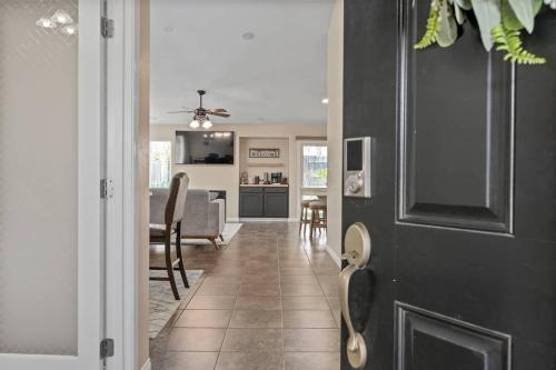 4bdrm 2bath Modern Getaway KING Bed Sleeps 8 — Bakersfield — photo 2