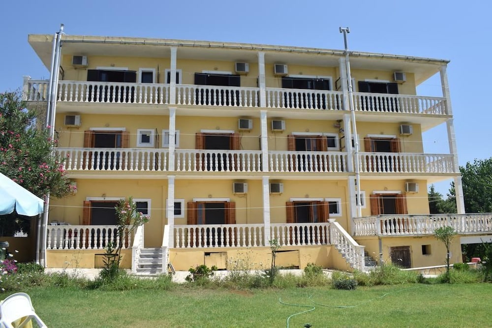 Sunset Bay Studios - carbon neutral hotel in Agios Georgios