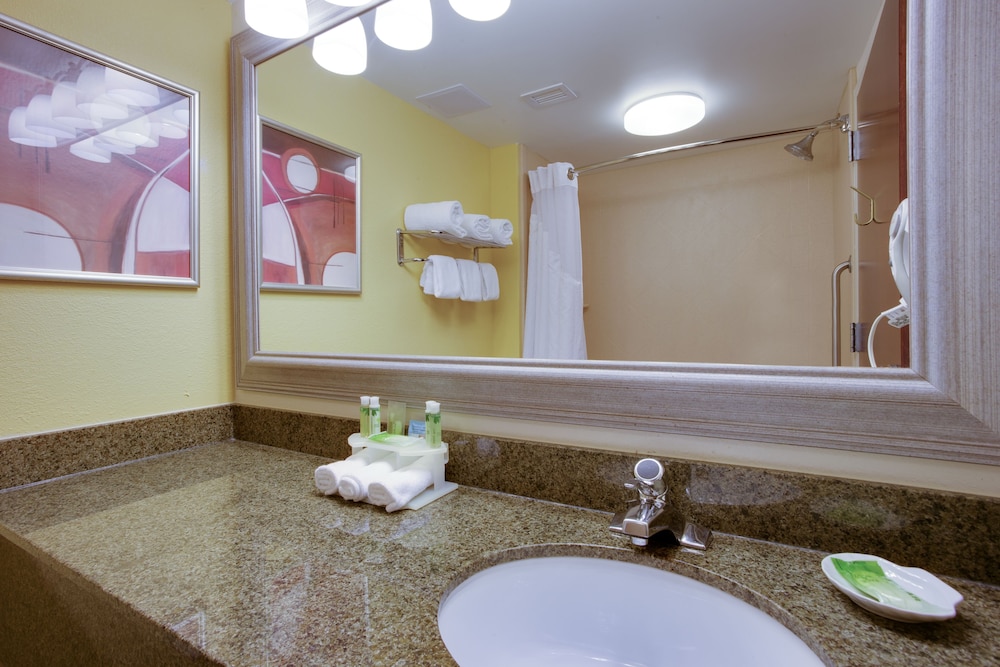 Holiday Inn Express & Suites Charleston Northwoods by IHG - photo 18