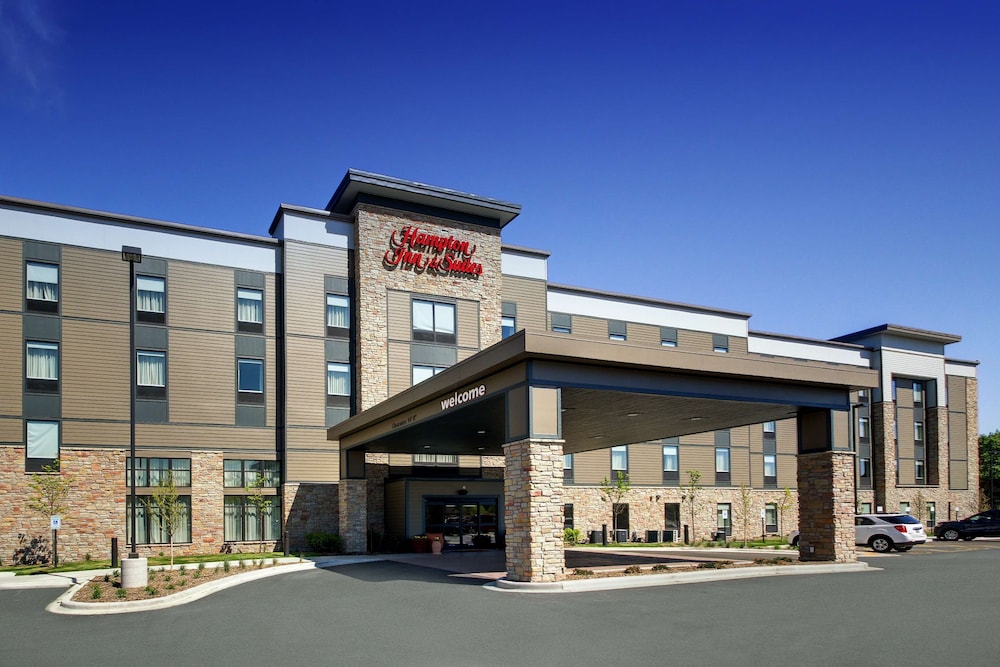Hampton Inn & Suites Milwaukee West - photo 64
