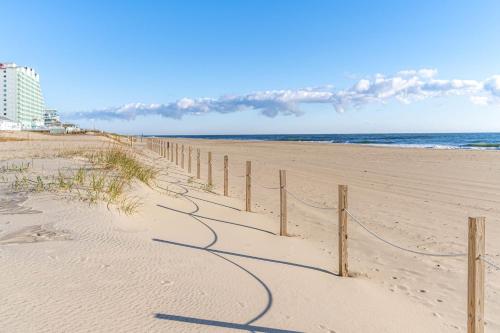Oceanfront 2 Bedroom Modern Beach Condo w Pool — 4-Star Luxury Hotel in Ocean City, United States