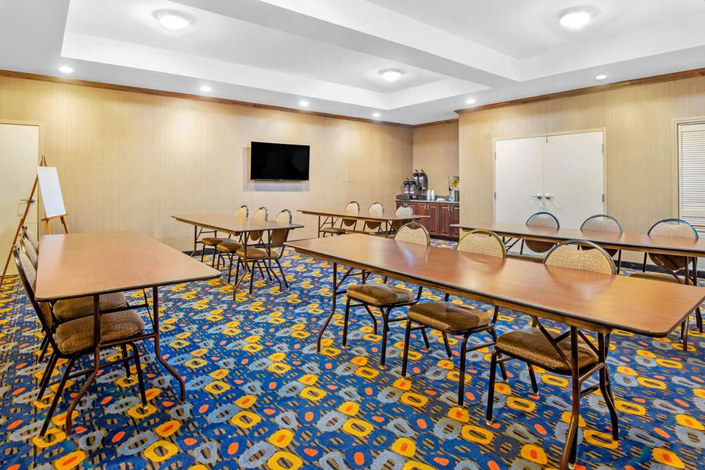 La Quinta Inn & Suites by Wyndham Glen Rose - photo 48