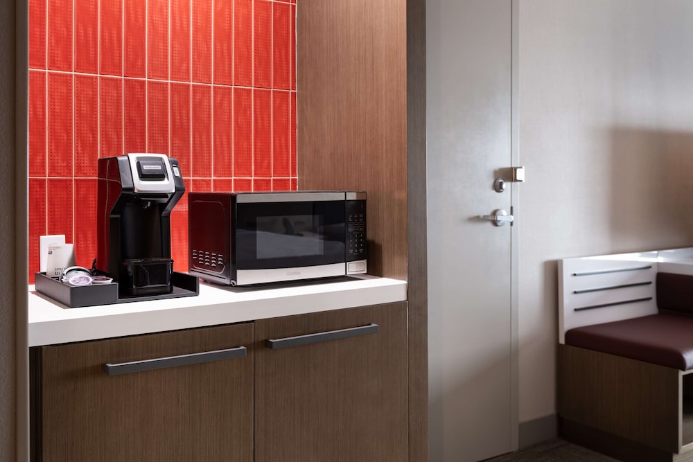Hilton Garden Inn Visalia - photo 10