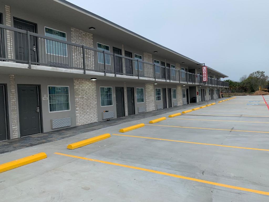 Super 8 by Wyndham Sulphur South - photo 22