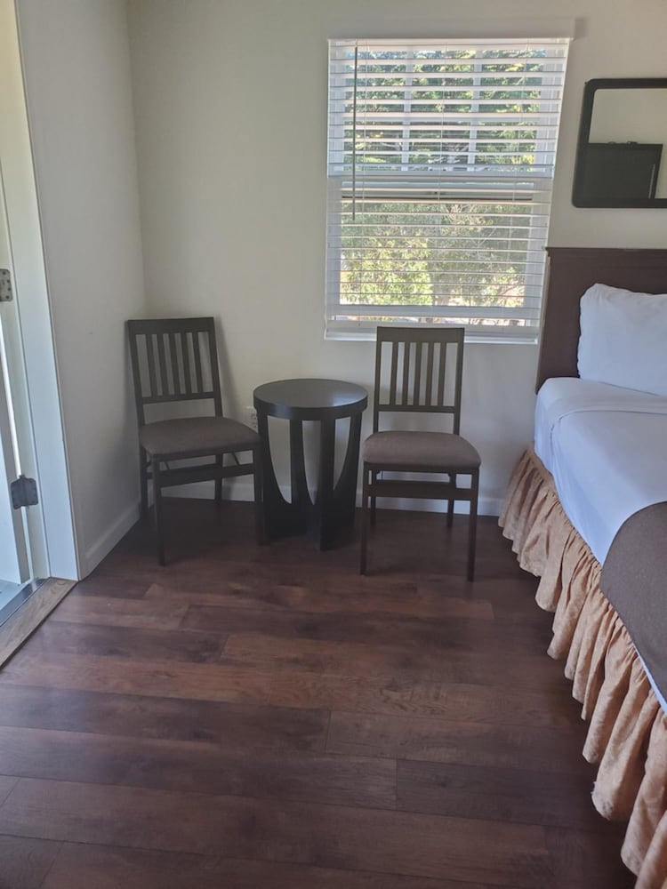 Bide A Wee Inn - photo 4