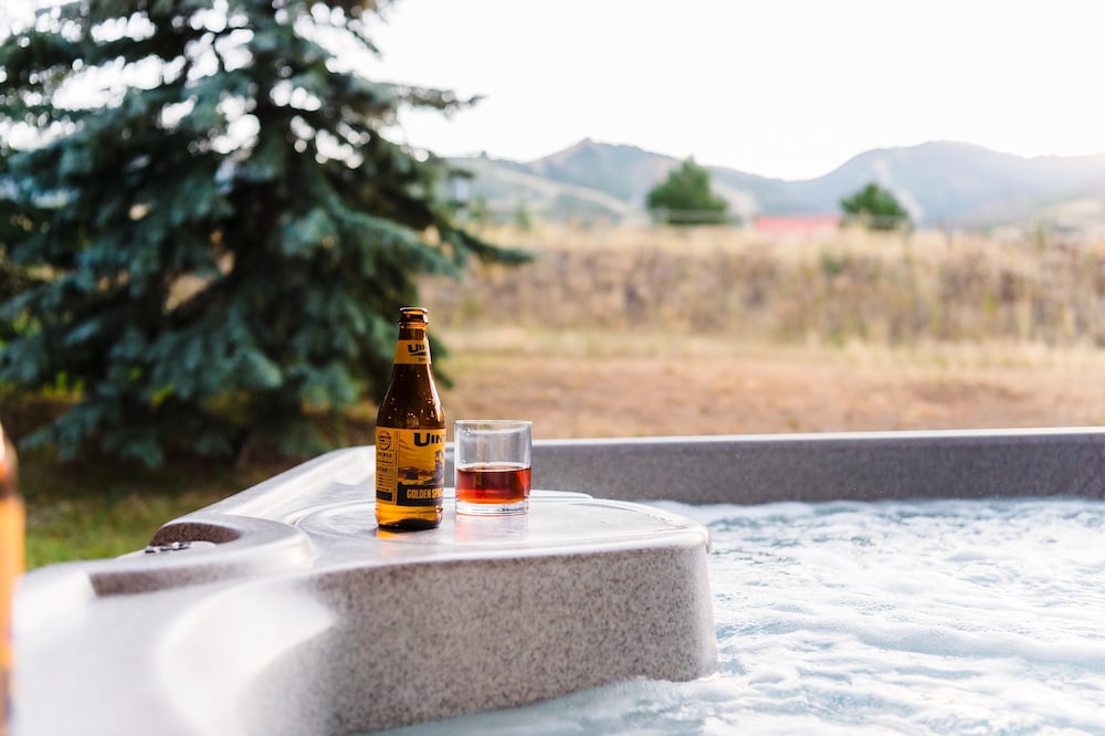 Picasso by Avantstay Artist's Mountain Escape w Hot Tub & Views - photo 21
