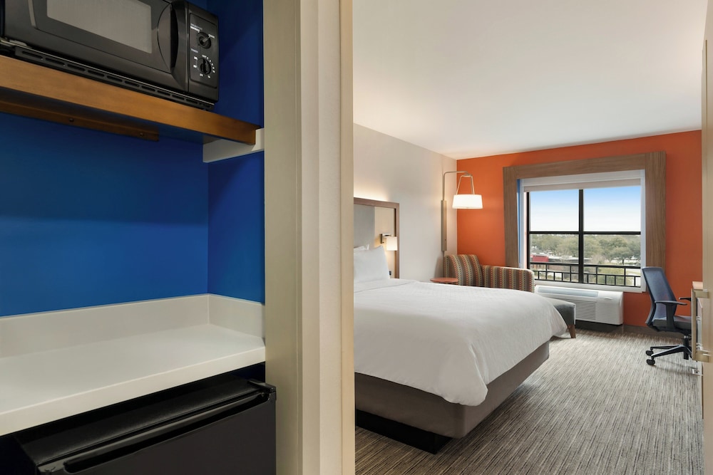 Holiday Inn Express & Suites Mt. Pleasant by IHG - photo 14