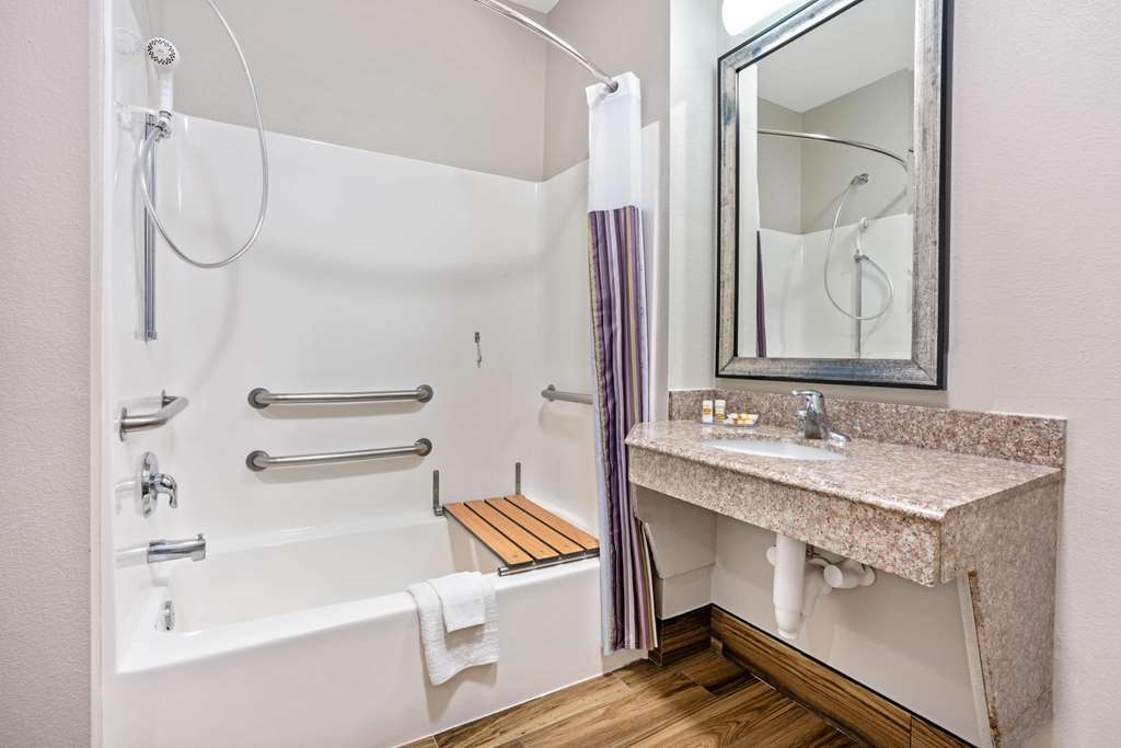 La Quinta Inn & Suites by Wyndham Houston Magnolia - photo 17
