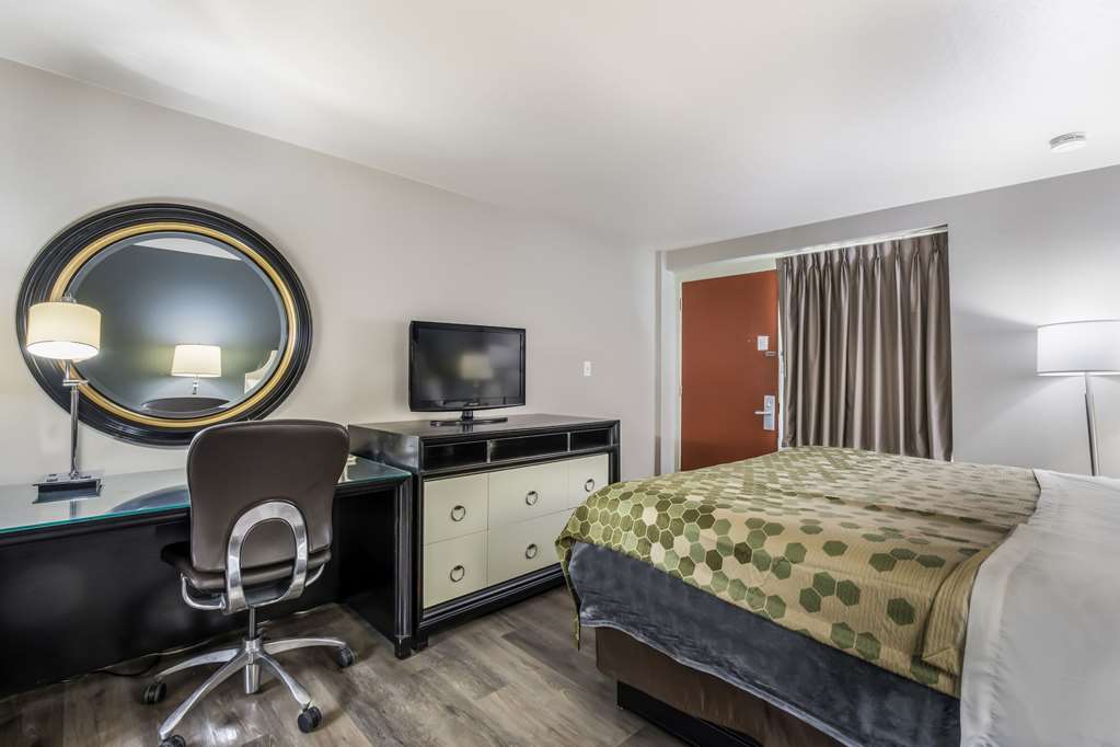 Econo Lodge Neenah - photo 13