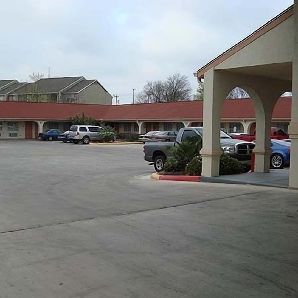 Winnquest Inn Near Ft. Sam Houston - photo 36