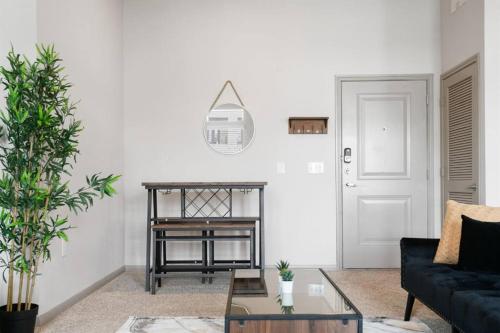 LUX 2B2B Apt Near Heart of Austin with Pool & Parking — 4-Star Luxury Hotel in Austin, United States