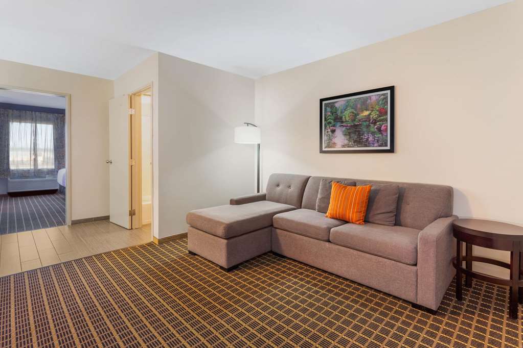 La Quinta Inn & Suites by Wyndham Rockford - photo 21