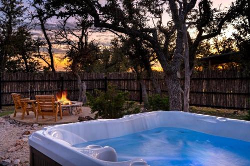 Rockin' R Rustic Star Cabin — 4-Star Luxury Hotel in Fredericksburg, United States