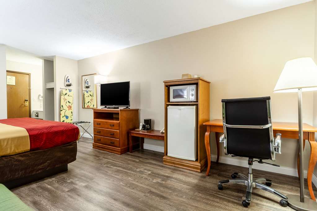 Econo Lodge Lincoln - photo 16