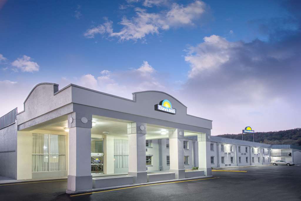 Days Inn by Wyndham Roanoke Near I 81 - featured photo