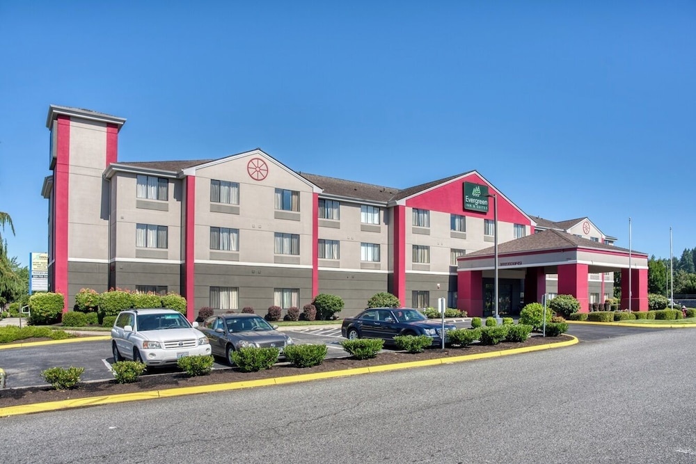 Evergreen Inn and Suites - photo 36