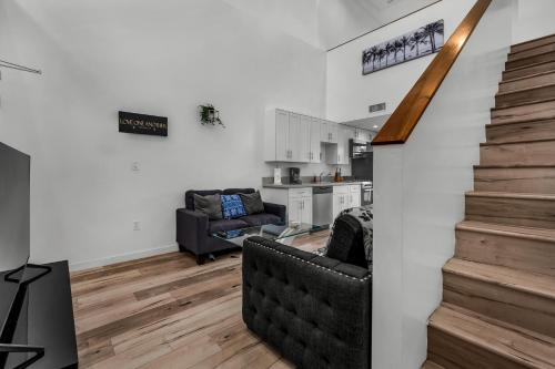 Stylish 1 Bedroom Loft in Hollywood Balcony Free Gated Parking In Unit Laundry — 4-Star Luxury Hotel in Los Angeles, United States