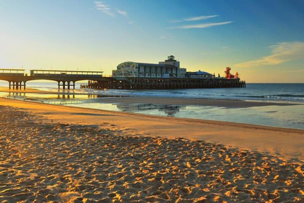 Beach Haven FREE PARKING Luxury 2 bedroom 2 bathroom Town Centre Apartment by Coastline Retreats — 4-Star Luxury Hotel in Bournemouth, United Kingdom