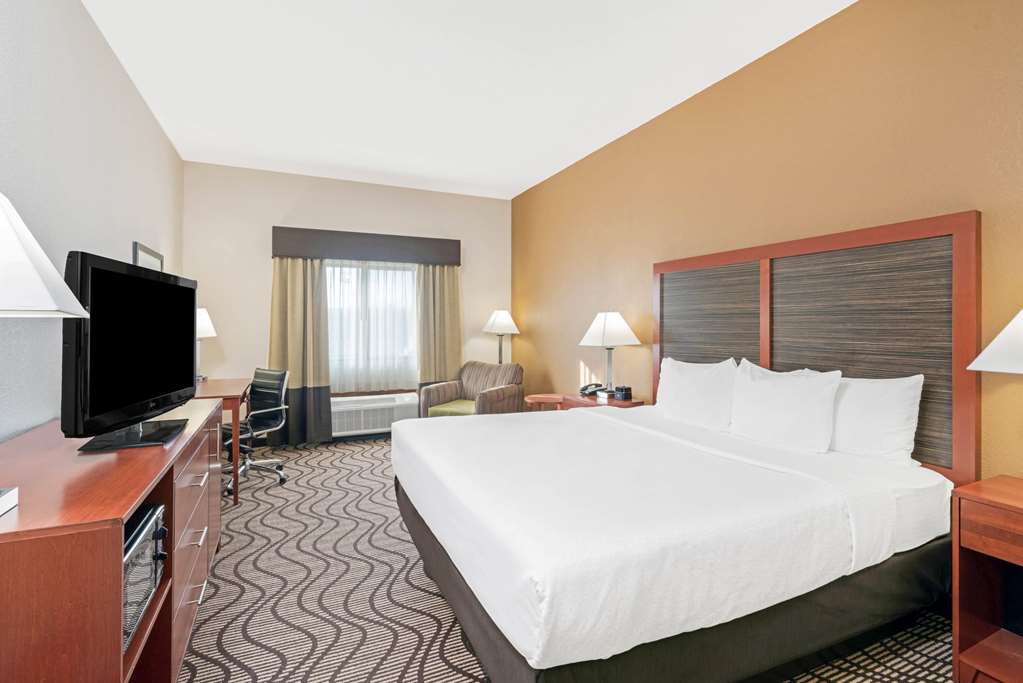La Quinta Inn & Suites by Wyndham Midwest City Tinker AFB - photo 13