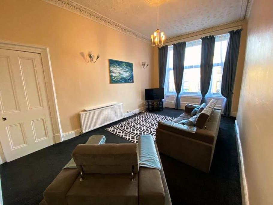 Paisley Pad Glasgow Gateway second floor flat — 4-Star Luxury Hotel in Paisley, United Kingdom