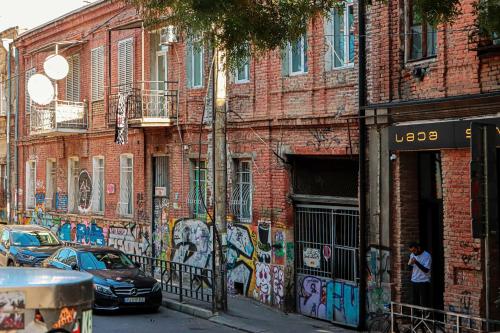 Chic 3BR Apt Near Fabrika By Wehost