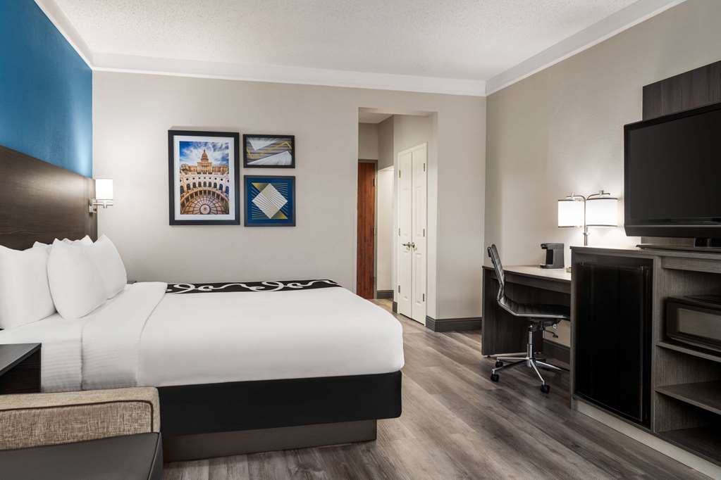 La Quinta Inn & Suites by Wyndham Round Rock North - photo 14
