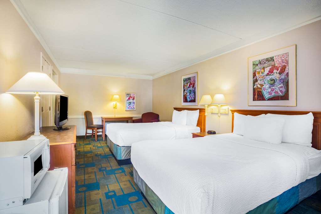 Super 8 by Wyndham Eagle Pass - photo 16