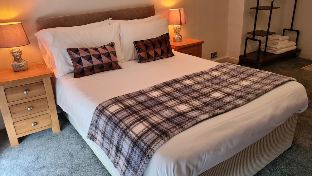 The Crown Hotel — Emsworth — photo 2