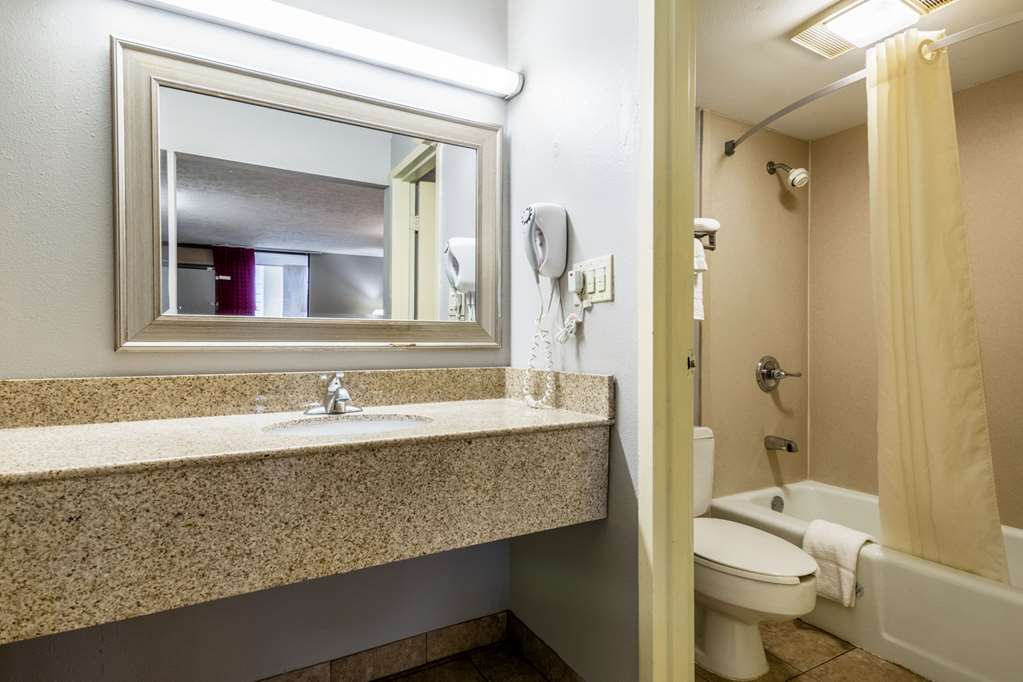 Econo Lodge Seymour - photo 21