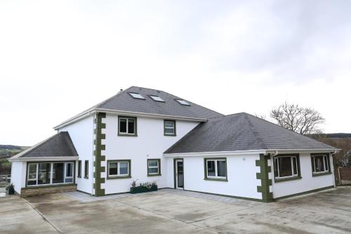 Up Yonder House 6 Bedroom Family Guesthouse — 4-Star Luxury Hotel in Letterkenny, Republic of Ireland