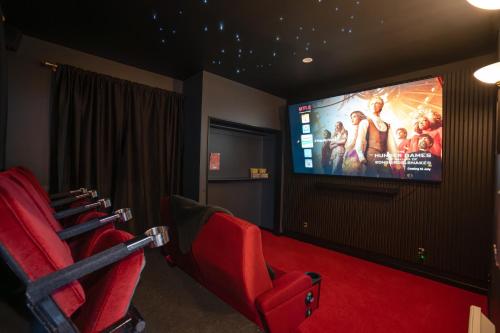 Youll Be Wondering Where Your Guests Are So Much To Do Central Stay W Cinema Free Parking Games Room W Airnz Plane Seats Ps5 Arcade 6 Queen Bedrooms W Private Bathrooms in Christchurch, New Zealand