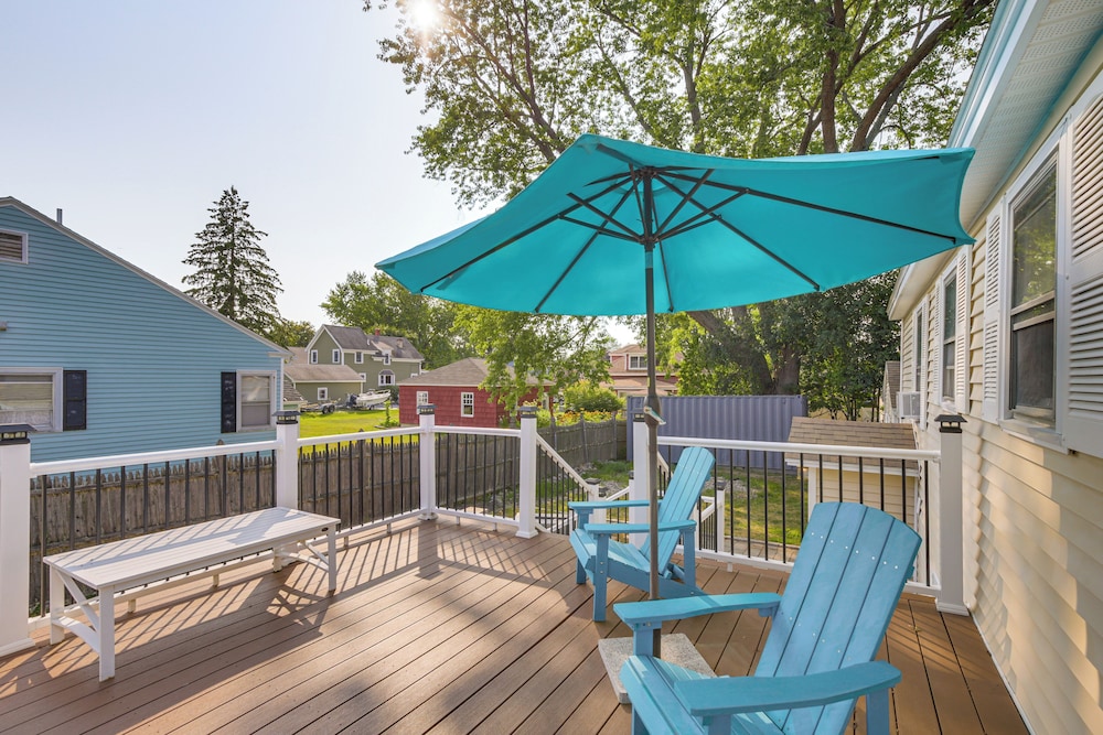 Coastal Retreat w Large Yard 1 Mi to Dtwn Saco in Saco, United States