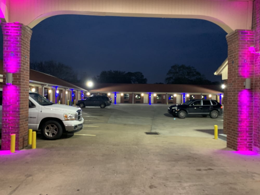 Luxury Inn and Suites - photo 2